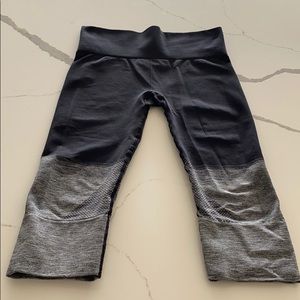 Lululemon seamless crop pant size 6 black and gray